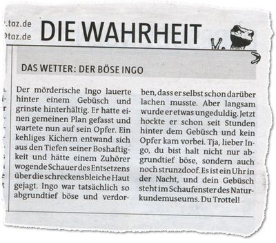 Der mörderische Ingo lauerte hinter einem Gebüsch und grinste hinterhältig.