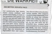 Der mörderische Ingo lauerte hinter einem Gebüsch und grinste hinterhältig.